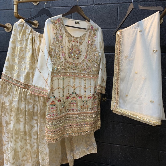 Large. Gharara, Kameez, Dupatta set with all hand work on it. - Picture 3 of 7